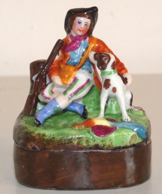 Porcelánová figurální doza 19.století