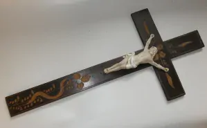 Secesní kříž s Ježíšem