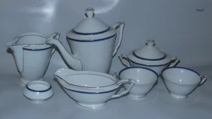 Porcelánový servis Art Deco s modrými pruhy 