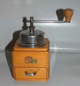 Dřevěný kafe mlýnek