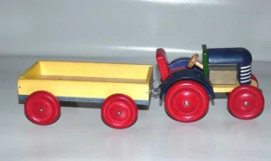 Dřevěný traktor s vlekem