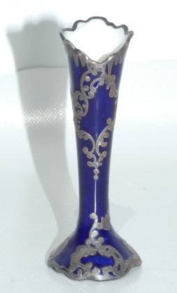 Stará porcelánová váza zdobená stříbrem