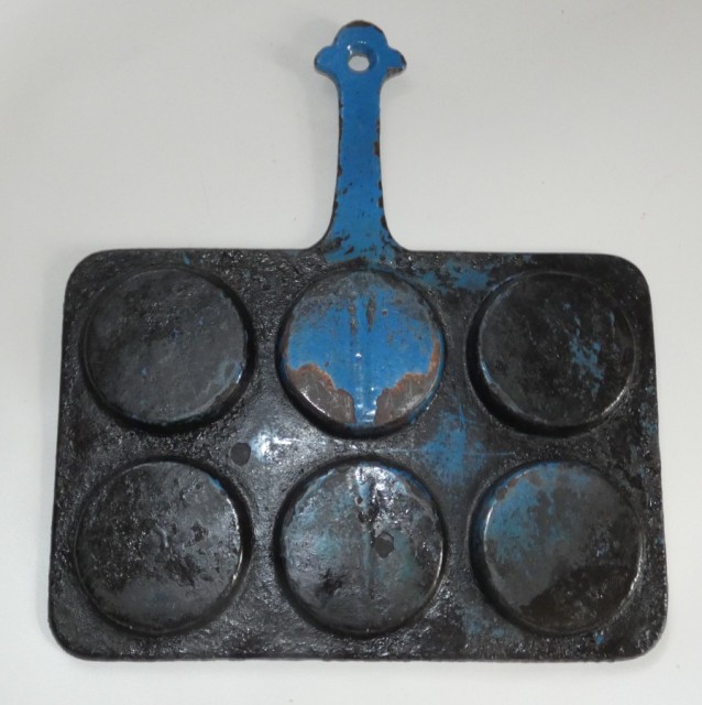 Litinový modrý omeletník