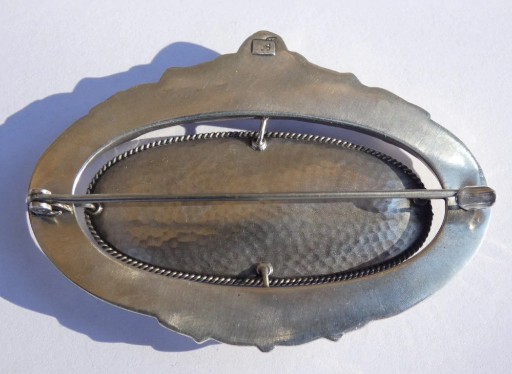 Stříbrná brož s karneolem