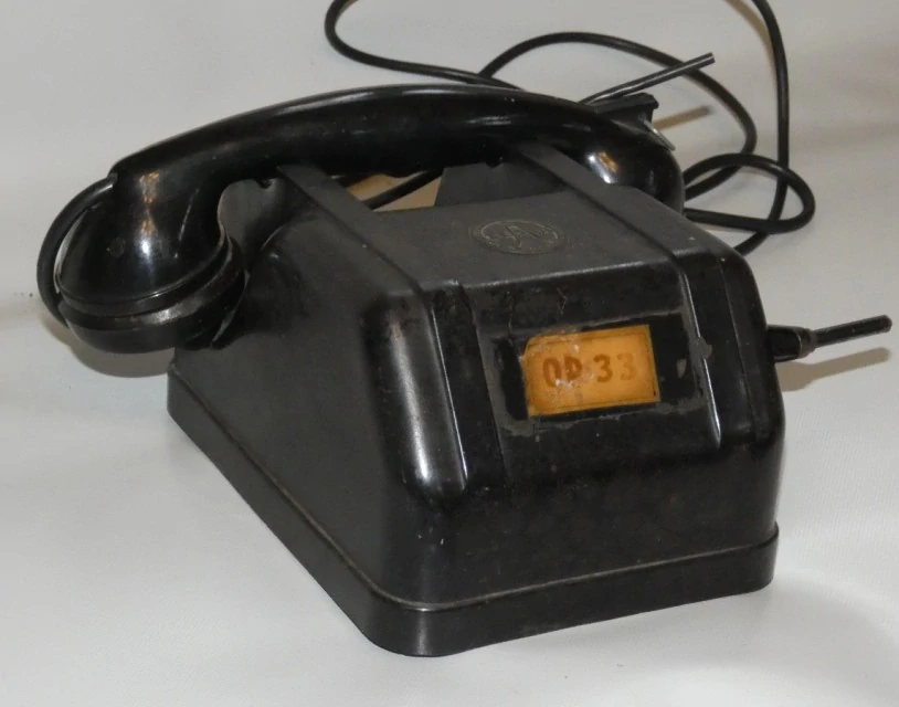 Bakelitový telefon značky Tesla