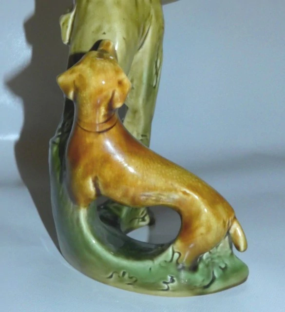 Soška myslivce se psem značeno Jihokera