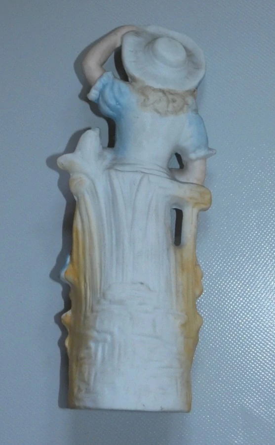 Secesní soška dívky