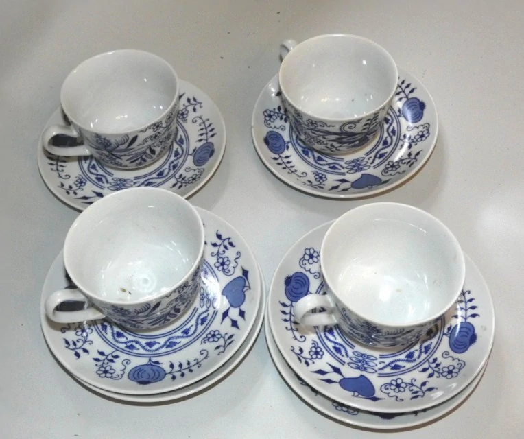 Hrnečky cibulový porcelán