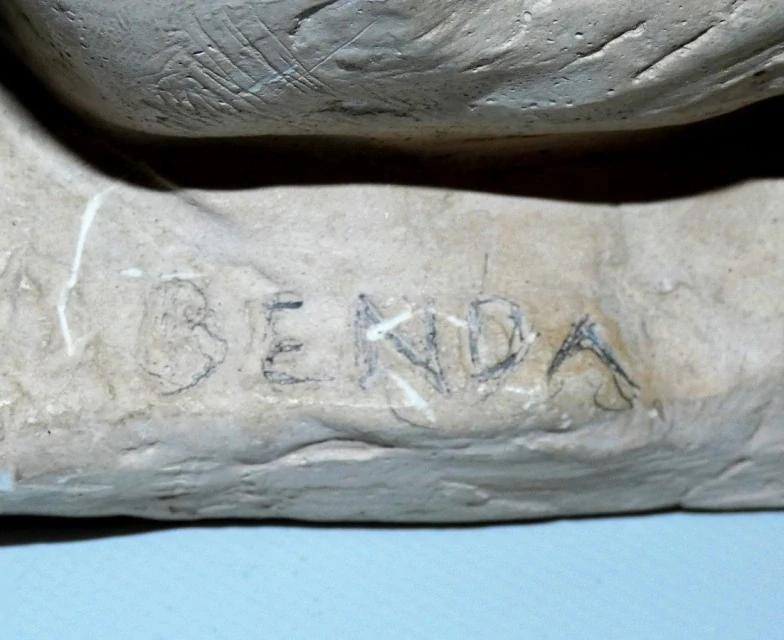 Socha mateřství signováno Benda
