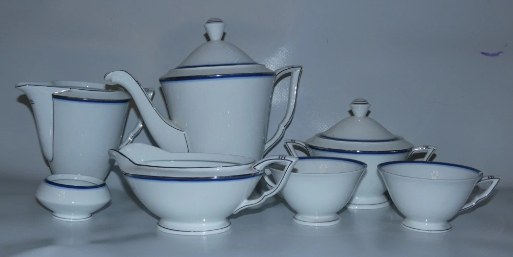 Porcelánový servis Art Deco s modrými pruhy 