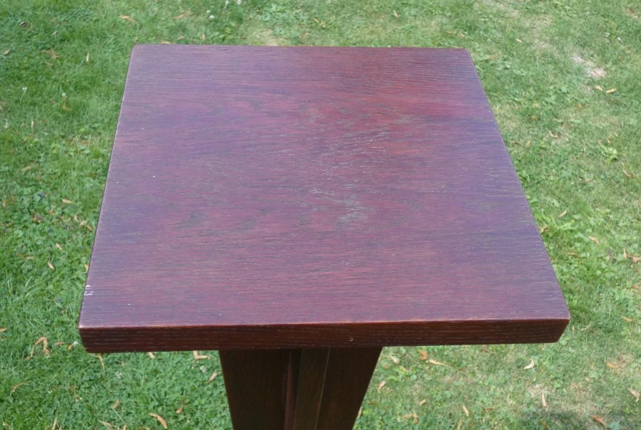 Kubistický sloup na sochu