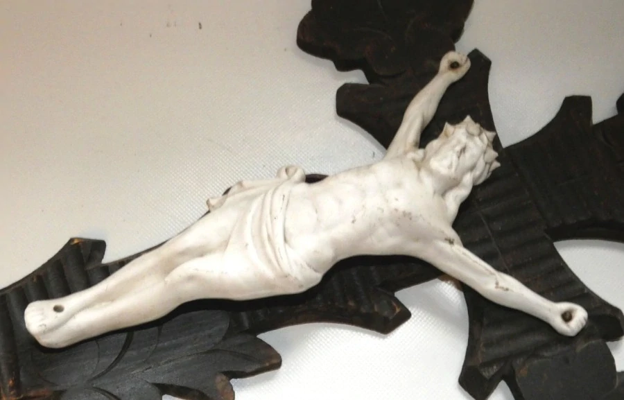 Dřevěný kříž s Kristem