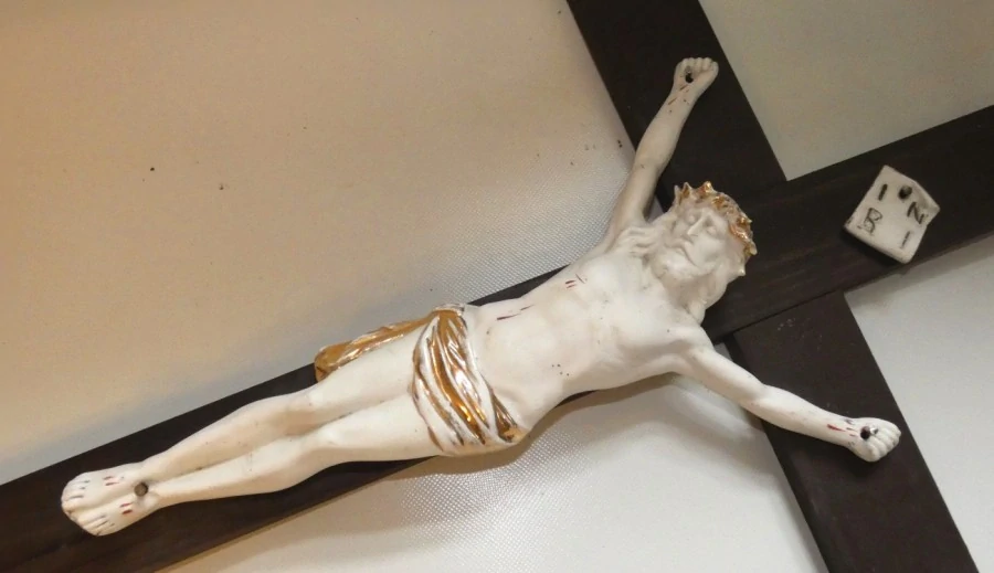 Dřevěný kříž s Kristem