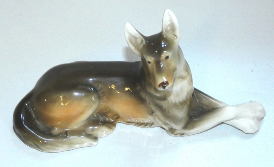 Soška vlčák značeno Royal Dux