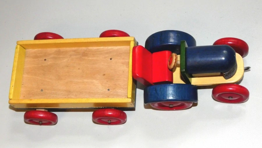 Dřevěný traktor s vlekem