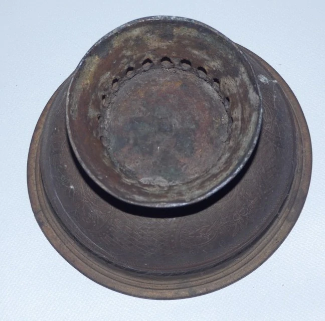 Bronzová miska zdobená rytinou Indonesie 19.století