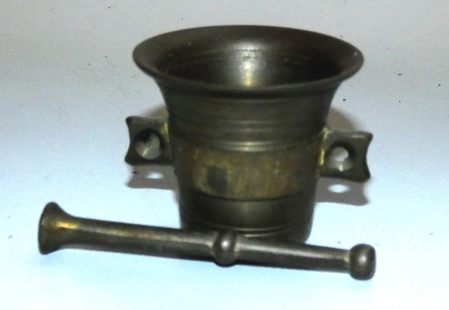 Malý mosazný hmoždíř