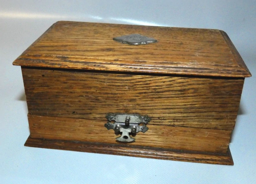 Dřevěná etue na stříbrné kroužky 1889