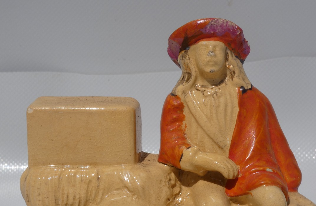 Stará keramická figurka zbojníka