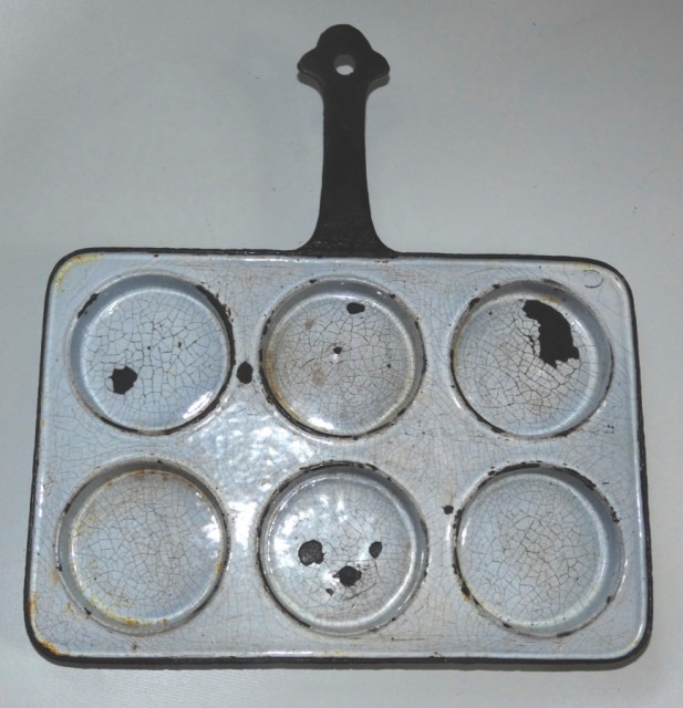 Litinový modrý omeletník