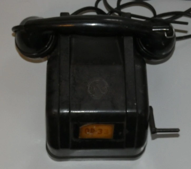 Bakelitový telefon značky Tesla