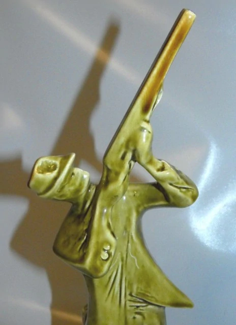 Soška myslivce se psem značeno Jihokera