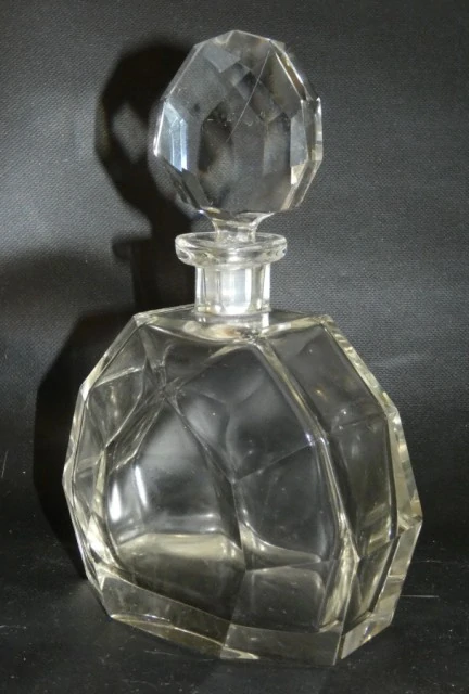 Broušená karafa art deco