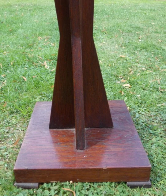 Kubistický sloup na sochu