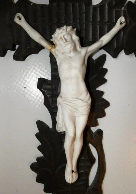 Dřevěný kříž s Kristem