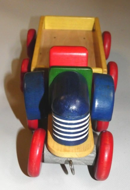 Dřevěný traktor s vlekem