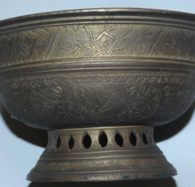 Bronzová miska zdobená rytinou Indonesie 19.století