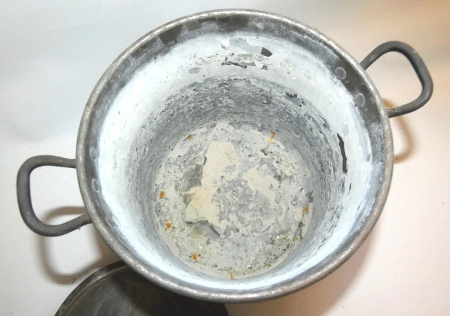 Měděný hrnec s pokličkou