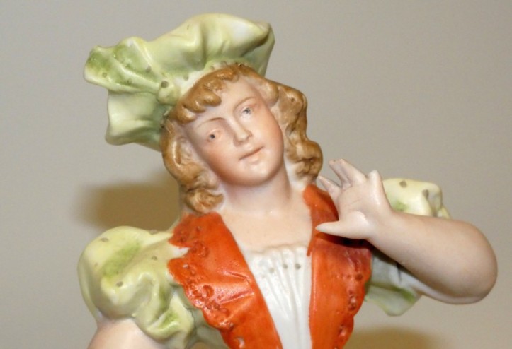 Secesní porcelánová soška dívky 1900