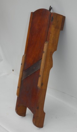 Staré krouhadlo na zelí