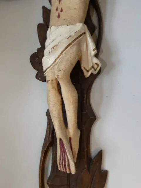 Lidový dřevěný kříž s Kristem