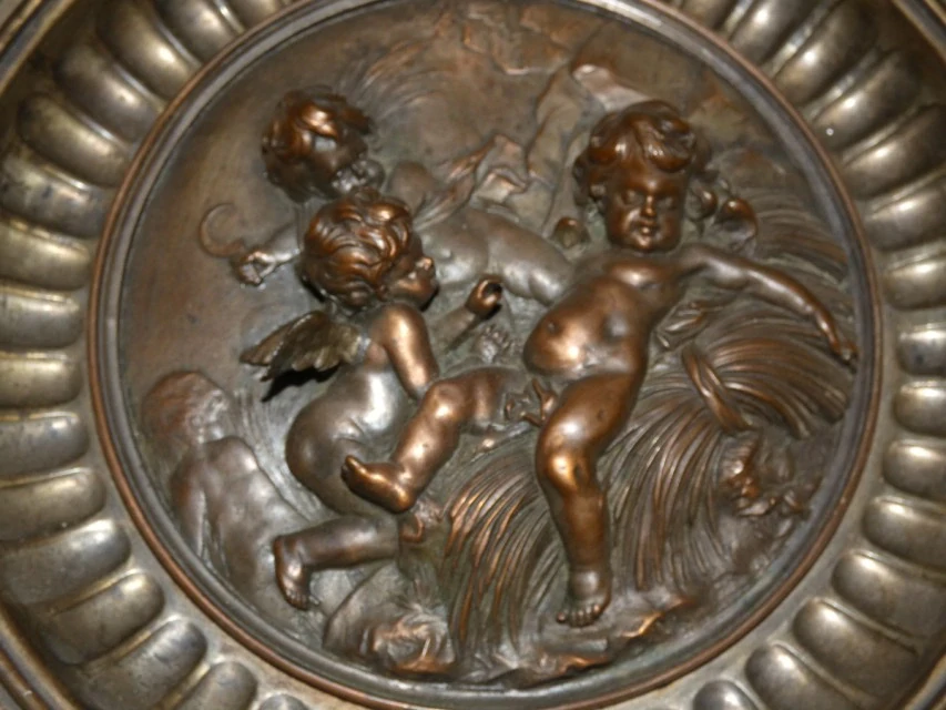 Talíř s andílkama 1890