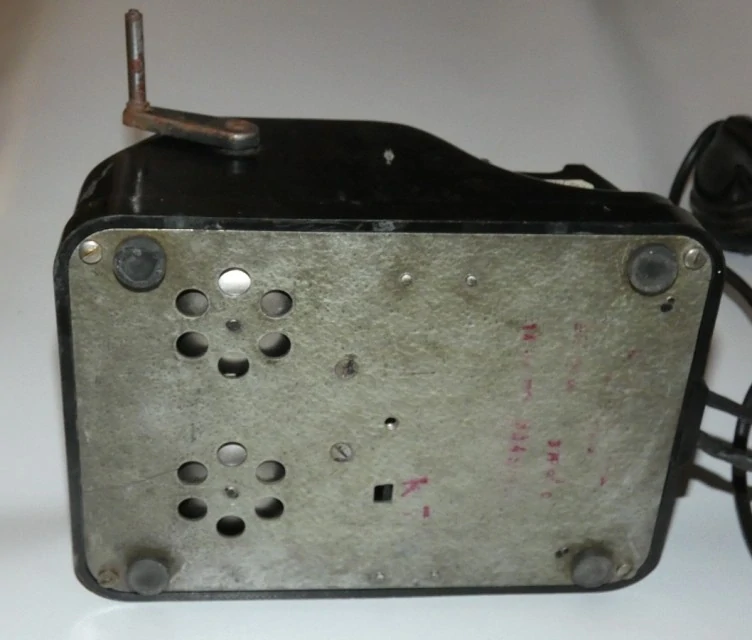 Bakelitový telefon značky Tesla