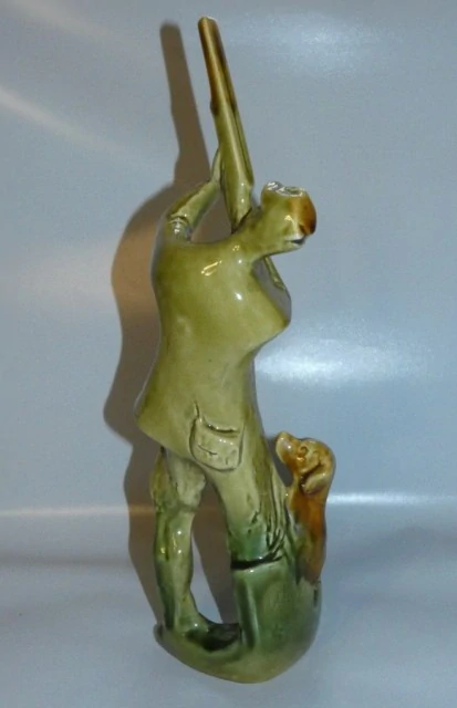 Soška myslivce se psem značeno Jihokera