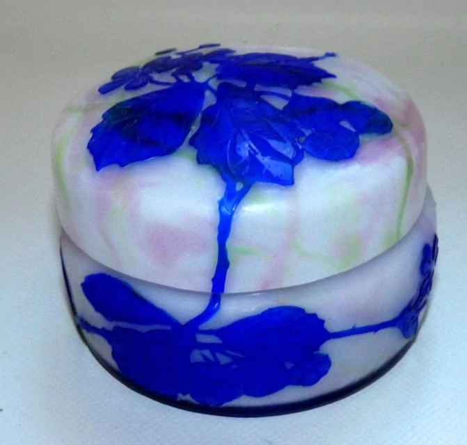 Doza a karafa secese značeno Harrach 1900