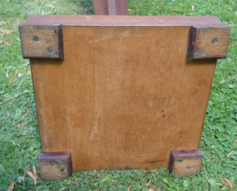 Kubistický sloup na sochu