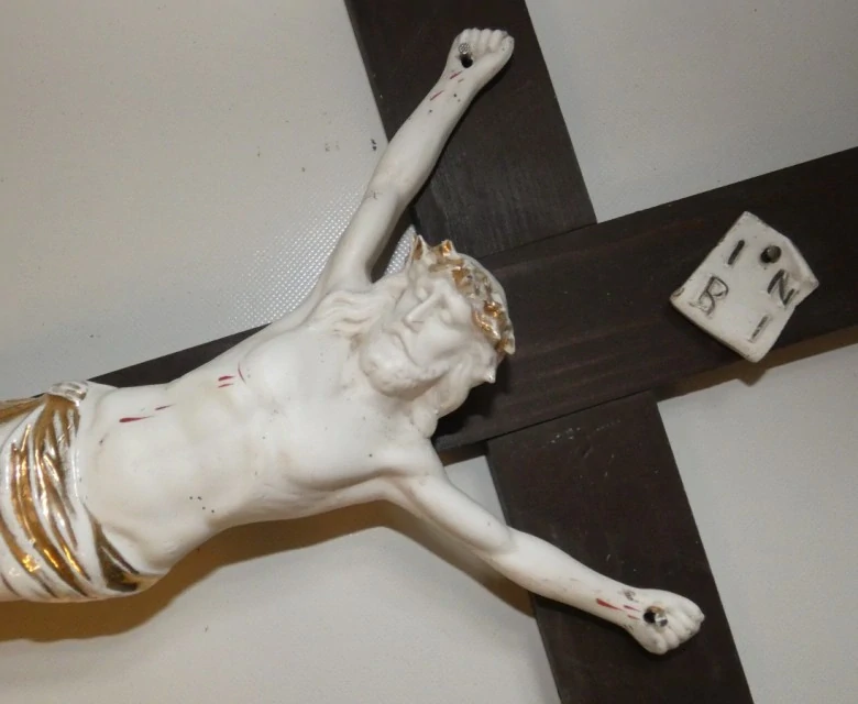 Dřevěný kříž s Kristem