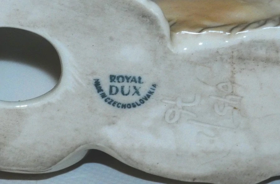 Soška vlčák značeno Royal Dux