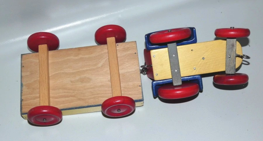 Dřevěný traktor s vlekem