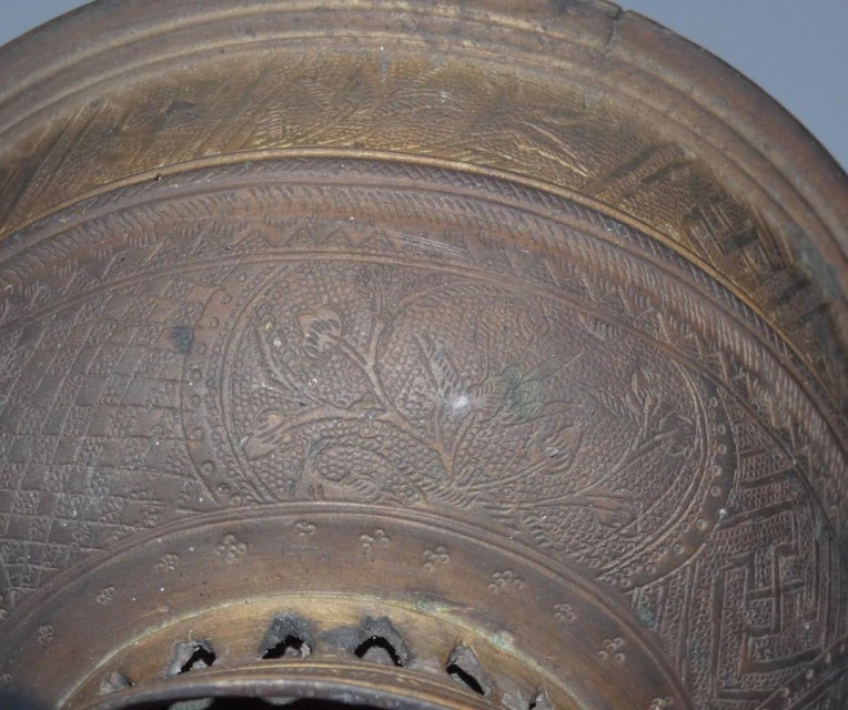 Bronzová miska zdobená rytinou Indonesie 19.století