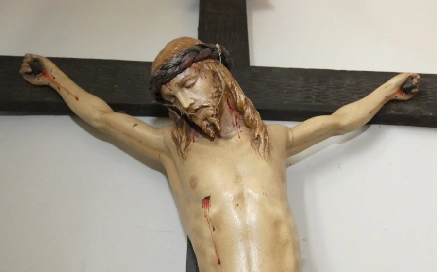 Dřevěný kříž s Kristem