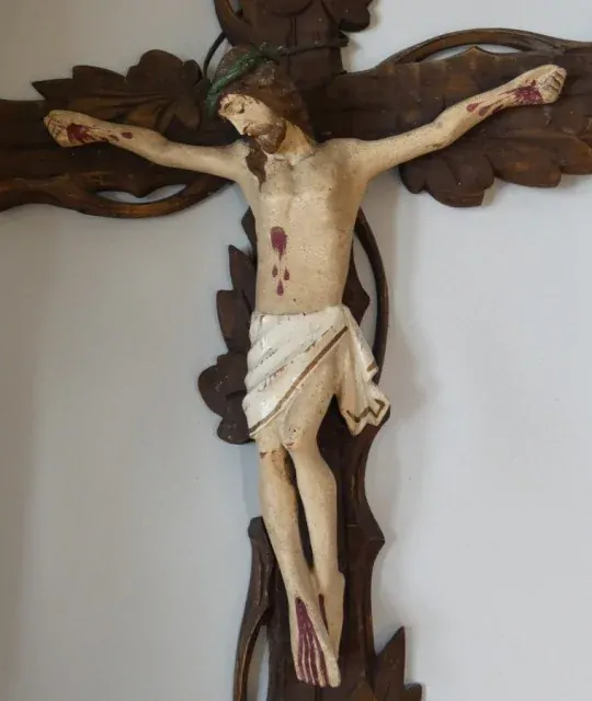 Lidový dřevěný kříž s Kristem