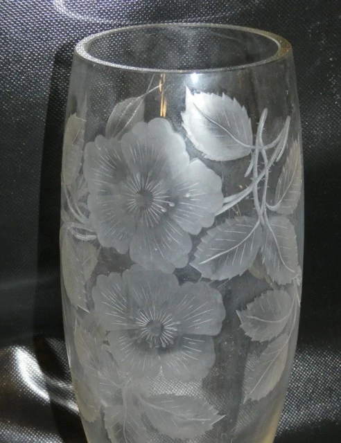 Broušená váza 1920