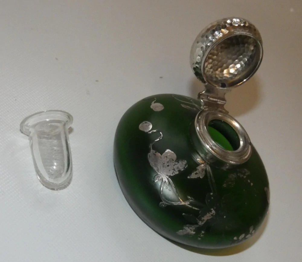 Secesní flakon 1900