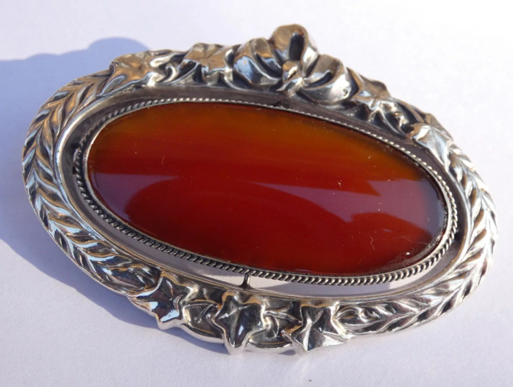 Stříbrná brož s karneolem