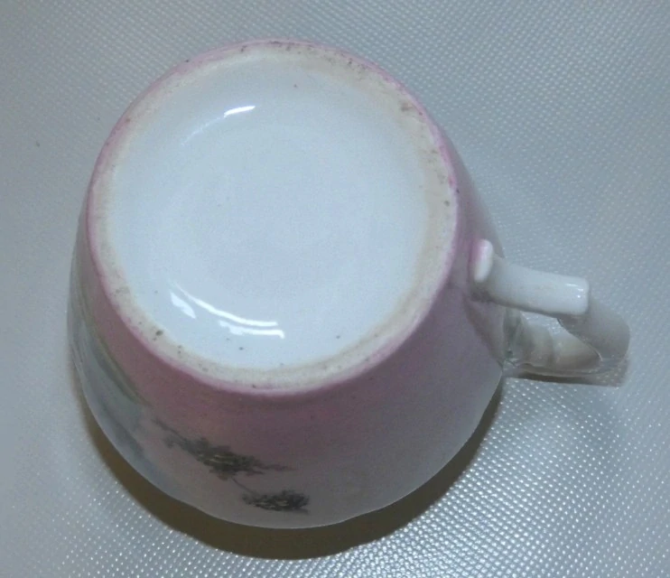 Hrnek s motivem vesnice